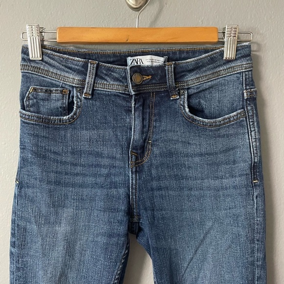 Zara skinny cropped zip fly five pockets blue jeans. Size 2 - Picture 3 of 7